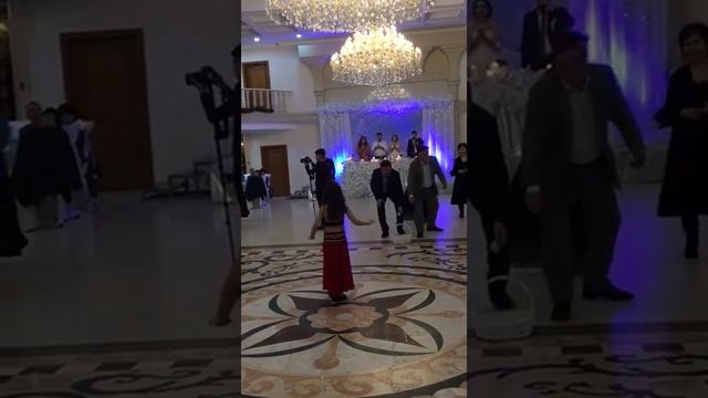 Аминарика танцует на свадьбе у старшего брата!! Подарок молодым !!! смотреть онлайн