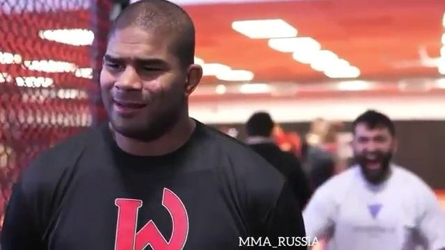 Андрей Арловский дурачится во время интервью Алистара Оверима смотреть онлайн