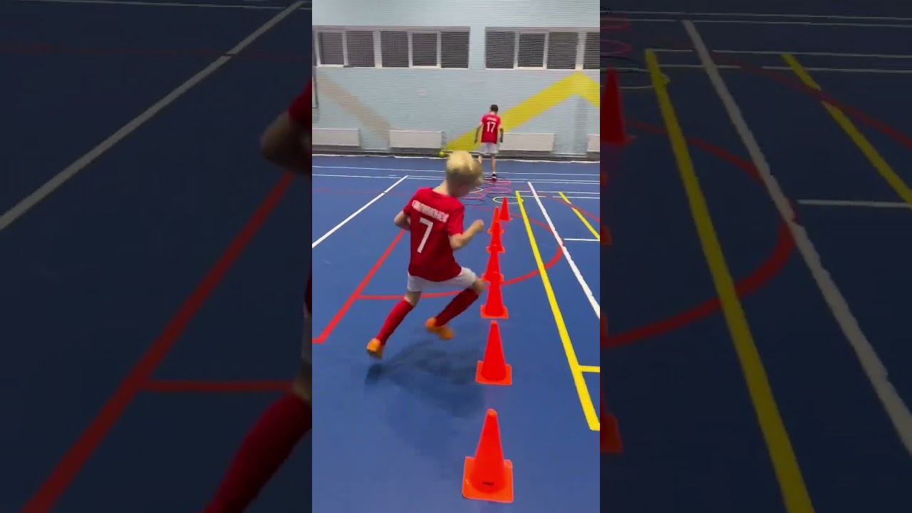 МАЛЬЧИК СТАРАЕТСЯ смотреть онлайн