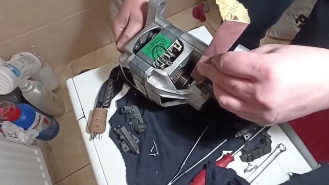 совсем просто, как заменить щетки на электродвигателе от стиральной машинки. смотреть онлайн