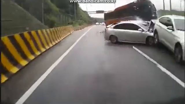 Автобус снес десятки машин. Отказали тормоза смотреть онлайн