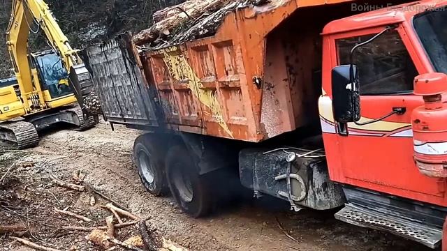 Подталкнули экскаватором, грузовик AS 950 на бездорожье смотреть онлайн