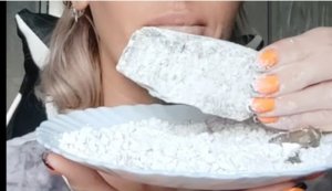 //Мокрая глина в крошке мела/Wet clay/chalk/