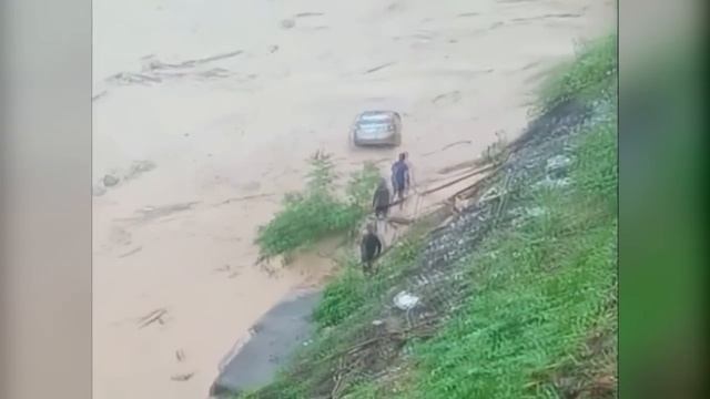 14,000 houses went under water! Disaster in Asia, flooding in Nghe An, Vietnam смотреть онлайн