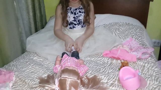 Катюша раскрывает новую куклу Baby Toby с одеждой и разными принадлежностями!!! смотреть онлайн