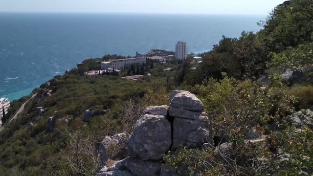 Вид на черноморское побережье, мыс Мартьян и гору Аю-Даг со скалы Утюг смотреть онлайн