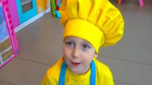 Илья и папа Картонка играют в доставку игрушек