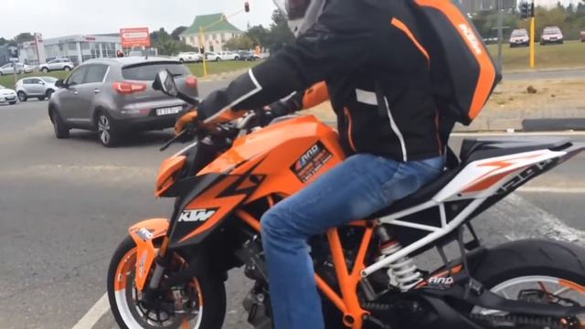 KTM 1290 Super Duke звук и вилли смотреть онлайн
