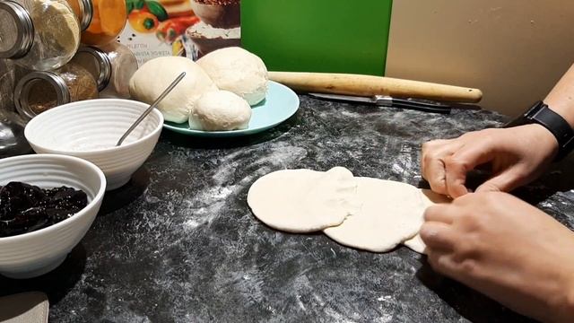 Выпечка из дрожжевого теста!!! Булочки-красотулечки!!!? смотреть онлайн