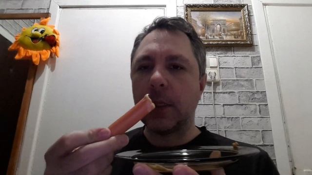 НОЧНОЙ ПЕРЕКУС, КУШАЮ СОСИСКУ С ГОРЧИЦЕЙ