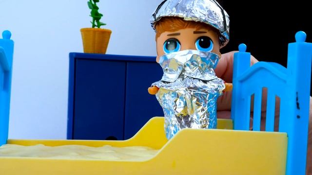 Мир LOL Куклы СЮРПРИЗ и скафандры из фольги — Маленькие куклы ЛОЛ космонавты — Видео для детей смотреть онлайн