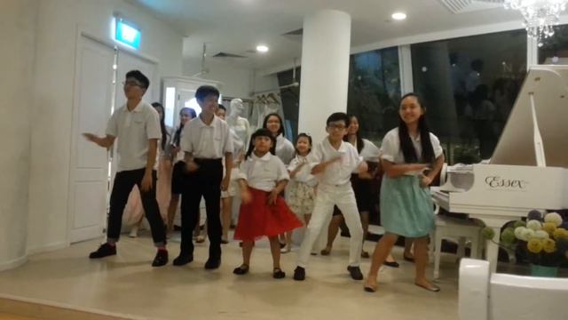 Adam Gyorgy Island Academy Clan performs Jingle Bell Rock смотреть онлайн