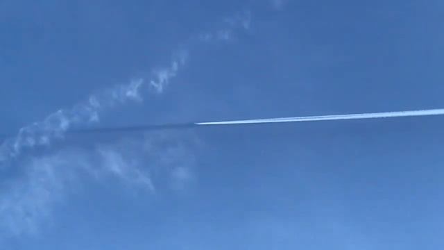 Странная тень перед самолетом в небе. Видео с моего балкона после рассвета смотреть онлайн
