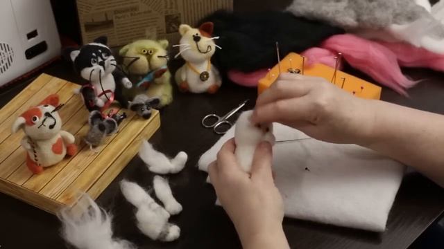 Пошаговый мастер класс по сухому валянию из шерсти. Как сделать маленьких разноцветных котят. смотреть онлайн