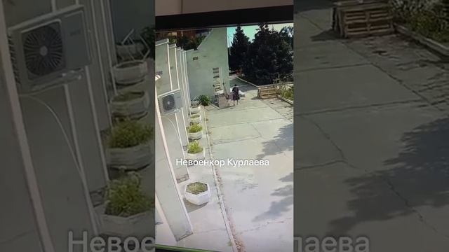 ??В Энергодаре чудом не погибла женщина во время атаки украинских БПЛА по центру города❗️ смотреть онлайн