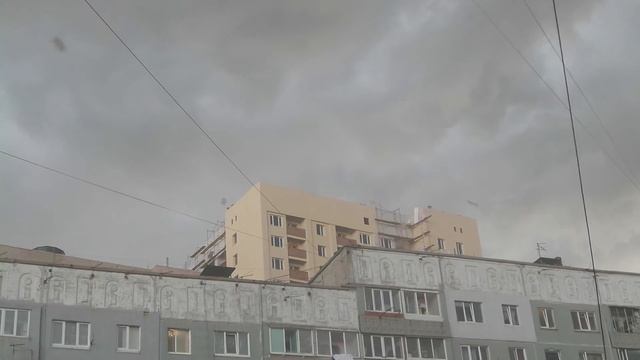 Улетел утеплитель с крыши дома по ул. Надибаидзе