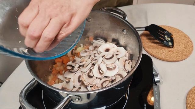 Потрясающий суп с грибами, курицей и лапшой: Вкус, который вас удивит!