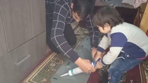 Как приклеить зеркало на шкаф