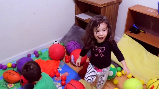 Toddlers Learn Colors with a Lot of Sports Balls - Fun Learning Activity for Preschool Kids смотреть онлайн