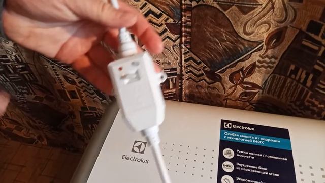 Распаковка - Накопительный водонагреватель Electrolux EWH 50 Royal H смотреть онлайн