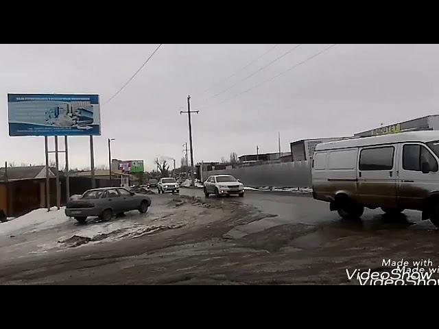 Фуру занесло в бардюр.Зима у нас не суровая а каверзная. смотреть онлайн