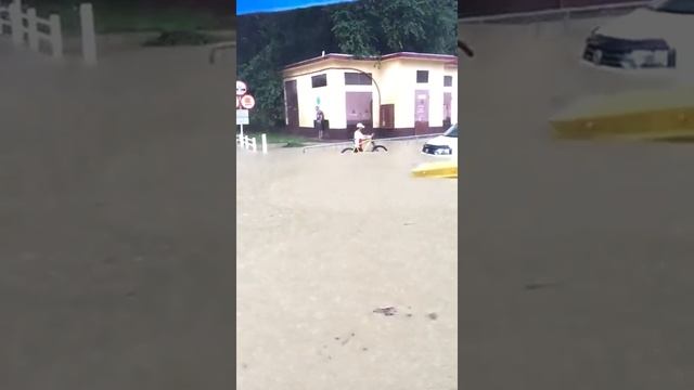 Затопило Адлер, такое иногда бывает, пересечение улиц Голубые дали и Ленина смотреть онлайн
