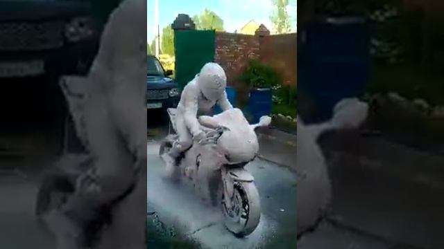Мойка мотоцикла с байкером смотреть онлайн
