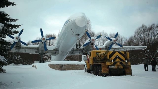 Ил-18 поставили обратно на шасси смотреть онлайн