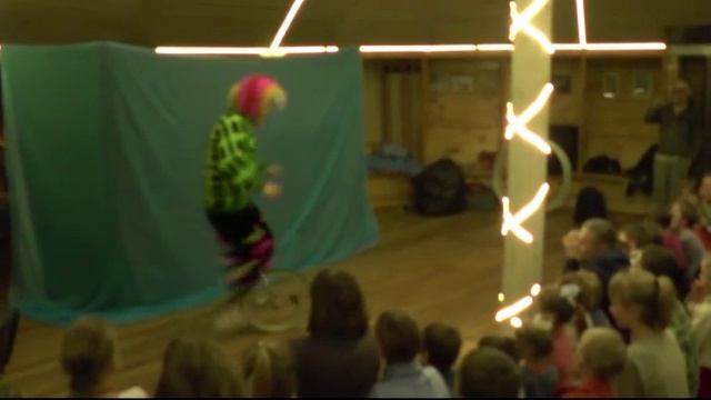 В Гуляевку приехал цирк! Эстрадная цирковая студия "Витражи" из Петропавловки. смотреть онлайн