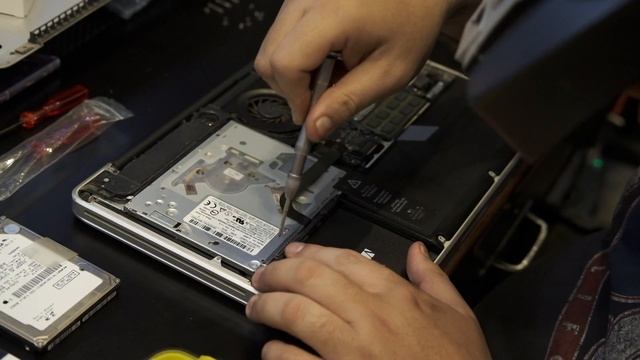Upgrade SSD di MacBook Pro 2010 M101 смотреть онлайн