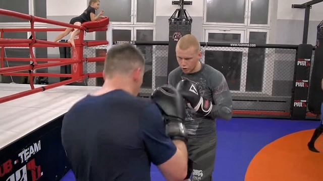 Тренировка по ММА с тренером Александром Яковенковым. Отработка удара в разрез. смотреть онлайн