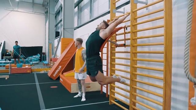 'Mr Olympia' tries GYMNASTICS! ft Ryan Terry смотреть онлайн