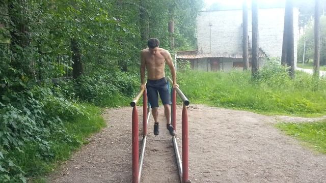 Ходьба руками на брусьях. Sliderlife.ru смотреть онлайн