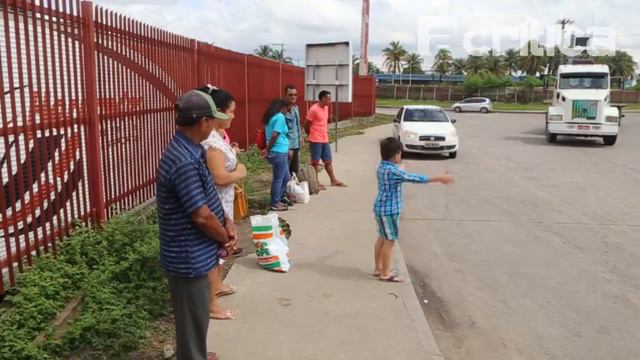 Com ônibus irregulares, usuários continuam sofrendo com o terminal improvisado no Distrito смотреть онлайн