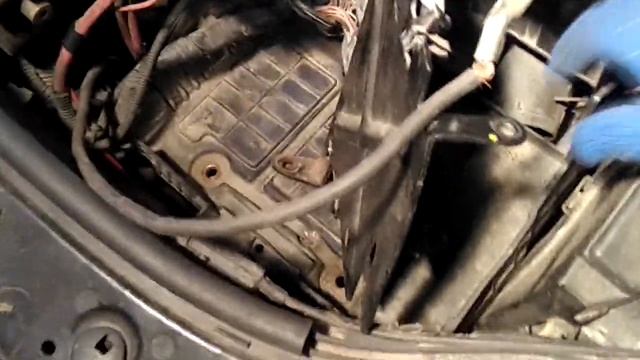 Рено меган 2, как добраться к предохранителям под капотом смотреть онлайн