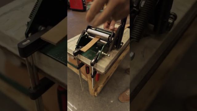 Машинка для двоения кожи от Tools and Toys for Craftsmen смотреть онлайн