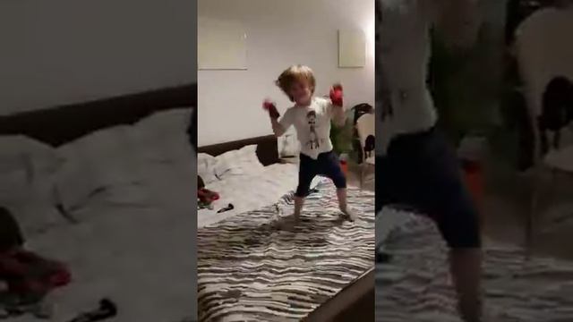 Мальчик жжееееет!!! Мега крутой танец!!! смотреть онлайн