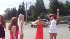 Красивые девушки танцуют на свадьбе