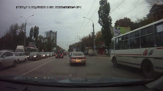 Маршрутка сбивает человека. Воронеж ул.Ворошилова смотреть онлайн