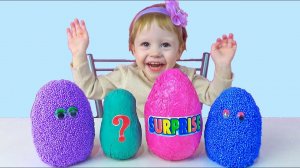 Настя открывает сюрпризы из шарикового пластилина с игрушками и посланиями