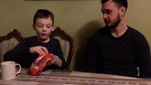 МЕГАДИМА И БРАТ АНДРЕЙ ЕДЯТ КОНФЕТЫ!!! смотреть онлайн