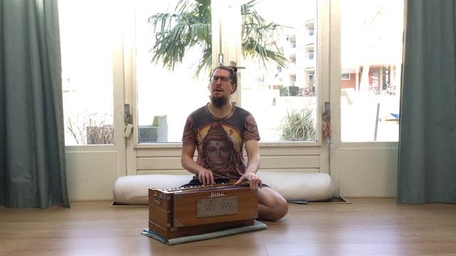 Tobias is chanting the mantra Asato ma sat gamaya смотреть онлайн