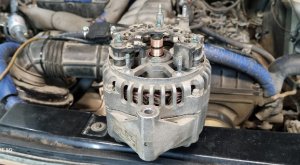 УАЗ Патриот, пропала зарядка, замена щёток генератора.