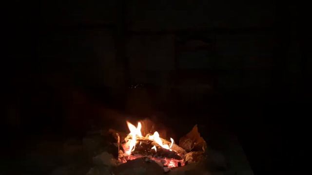 Вечерние посиделки у костра. Жарим колбаски и поём. смотреть онлайн