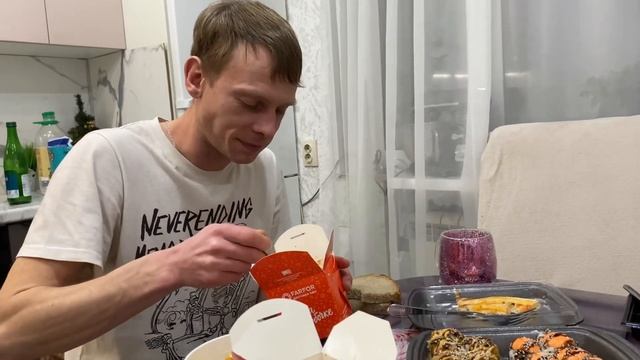 VLOG: Муж забрал Извинения / Мукбанг суши / Роллы / Салат Цезарь / Пицца смотреть онлайн