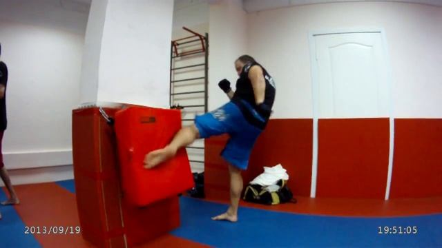 Лоу кик на мобильной подушке прикреплённой к стене. смотреть онлайн