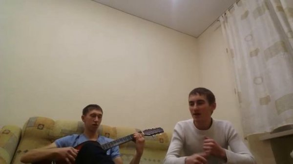 На горизонте трассы садится солнце