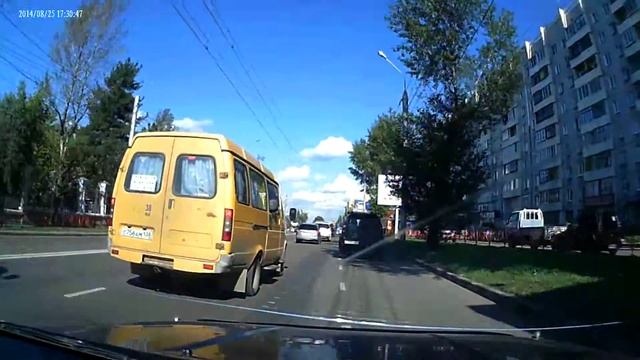 ИРкутск.ТОрчит ЖОПА из маршрутки!!!!!ПРикол!!! смотреть онлайн