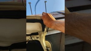 BMW X5 E70 как открыть багажник . этот способ  когда у вас акум сдох что бы открыть машину.