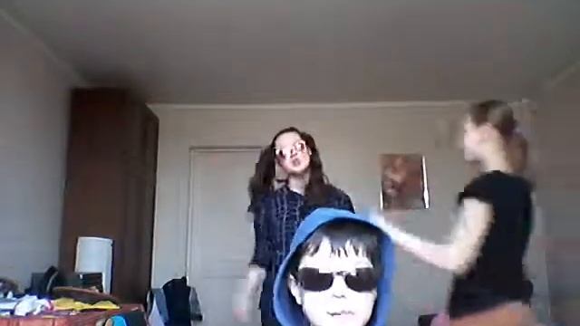 Танцы с братом и сестрой . Смотри описание и прочитай его посмотрии увидь смотреть онлайн